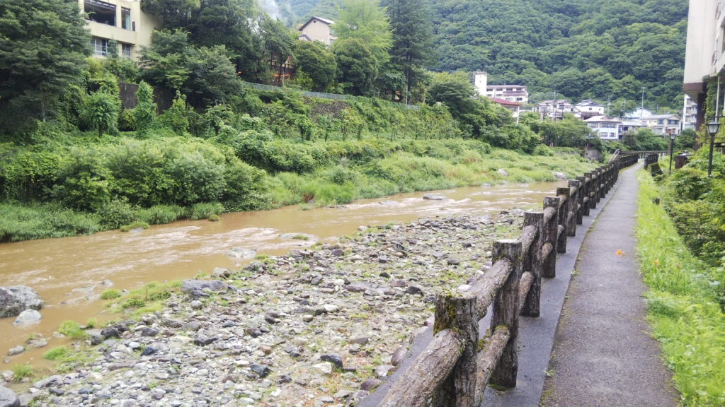 川治川沿い